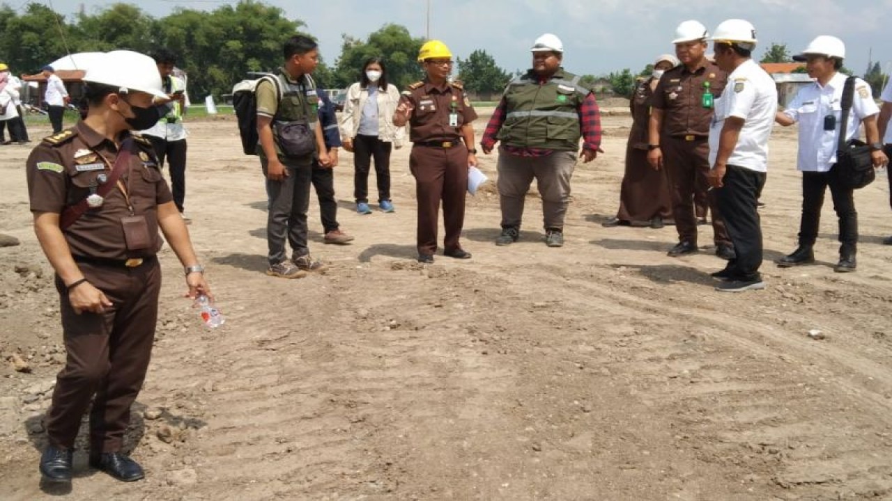 Tim Pengamanan Pembangunan Proyek Strategis (PPS) Kejari Kota Madiun didampingi oleh perwakilan Dinas PUPR Kota Madiun, kontraktor, konsultan pengawas, serta Inspektorat Kota Madiun mengecek pembangunan Pondok Lansia di Jalan Bhakti Wijaya, Lapak Bumi Semendung, Kelurahan Klegen, Kota Madiun. ANTARA/HO-Diskominfo Kota Madiun