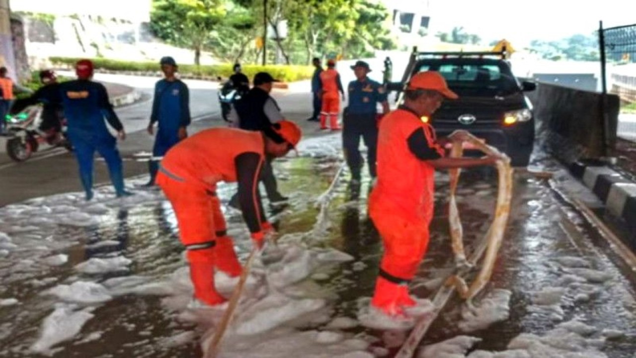 Sejumlah petugas Penanganan Prasarana dan Sarana Umum (PPSU) membersihkan jalanan di kawasan Cilandak, Jakarta, Selasa (2/5/2023). ANTARA/HO-Kominfotik Jakarta Selatan