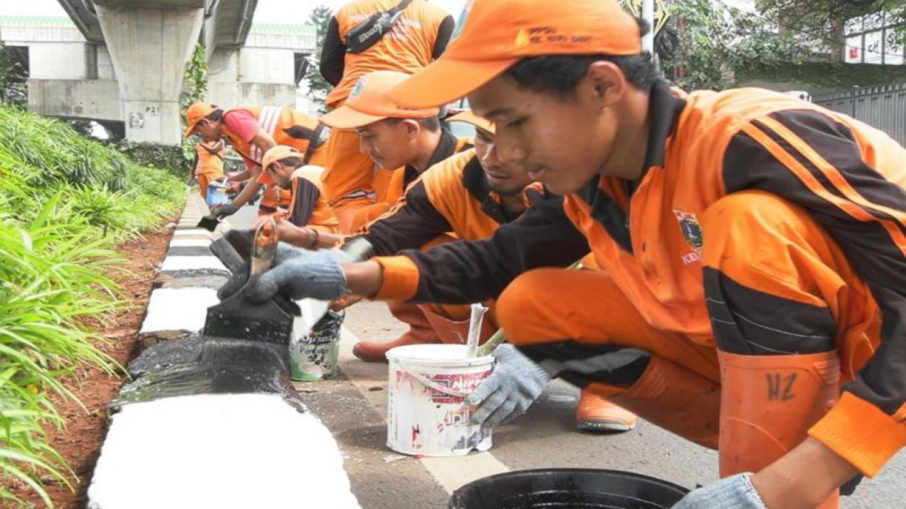 Petugas Penanganan Prasarana dan Sarana Umum (PPSU) mengecat ulang kanstin sekitar Gedung Sekretariat ASEAN, Jakarta, Rabu (3/5/2023). ANTARA/HO-Kominfotik Jakarta Selatan