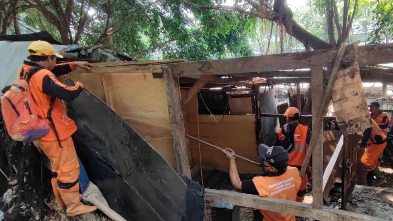 Sejumlah petugas Penanganan Prasarana dan Sarana Umum (PPSU) membongkar bangunan liar di pinggir Jalan Ahmad Yani (Bypass) Kelurahan Kayu Putih, Kecamatan Pulogadung, Jakarta Timur, Selasa (16/5/2023). ANTARA/Syaiful Hakim