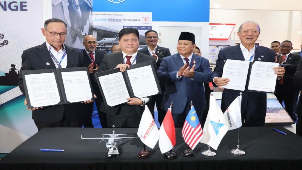 Menteri Pertahanan RI Prabowo Subianto (dua kanan) saat menyaksikan langsung penandatanganan salah satu nota kesepahaman kerja sama industri pertahanan Indonesia-Malaysia di Langkawi, Malaysia, Selasa (23/5/2023). (ANTARA/HO-Kemhan)