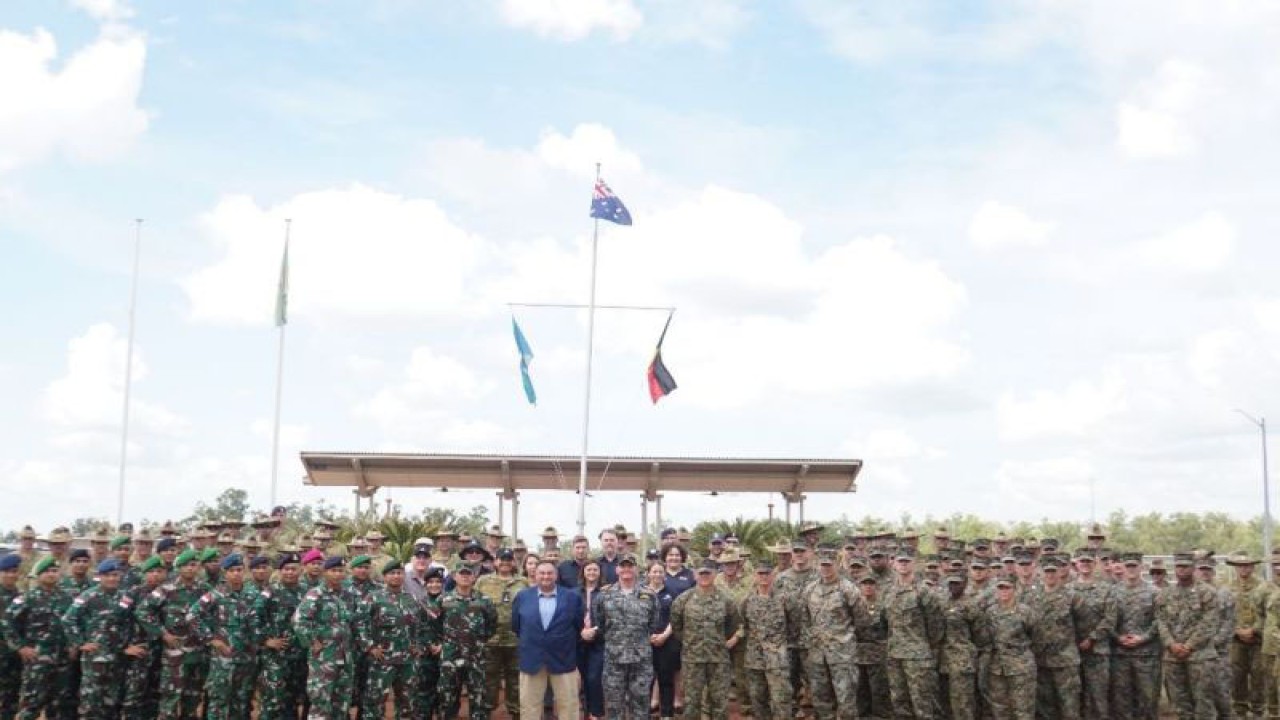 Prajurit angkatan bersenjata dari Australia, Amerika Serikat, dan prajurit TNI berfoto bersama saat acara pembukaan Trilateral Crocodile Response Exercise 2023 di Darwin, Australia, Senin (15/5/2023). ANTARA/HO-Website TNI (tni.mil.id)