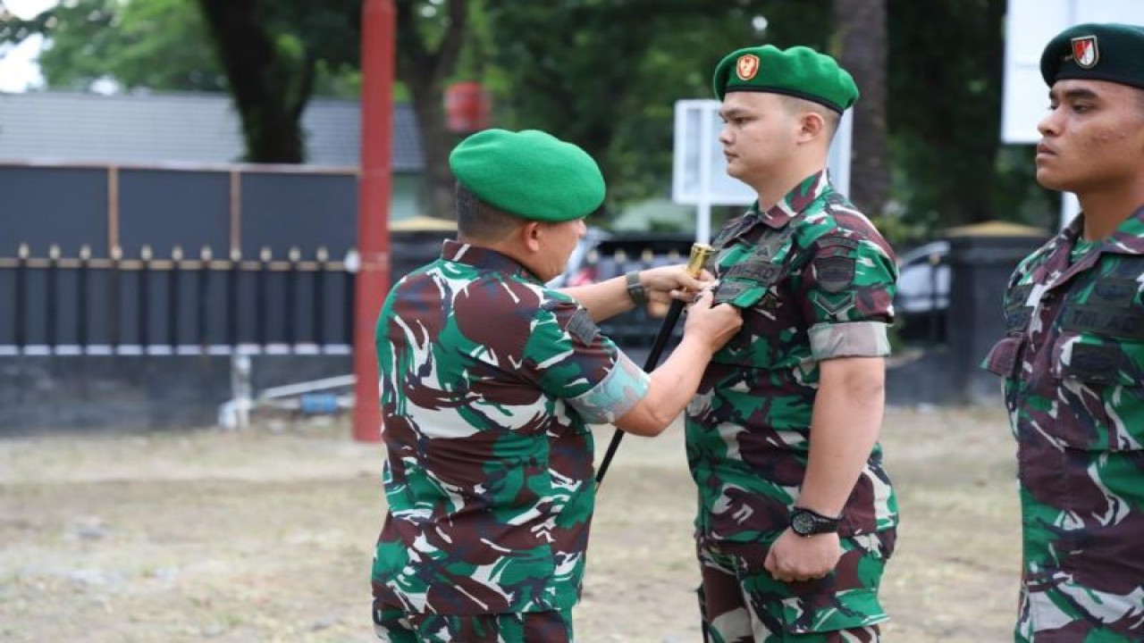 Pangdam I/Bukit Barisan Mayon Jenderal TNI Achmad Daniel Chardin menyematkan tanda peserta pelatihan di Medan, Sumut, Senin (15/5/2023).  (ANTARA/HO-Kodam I/BB)