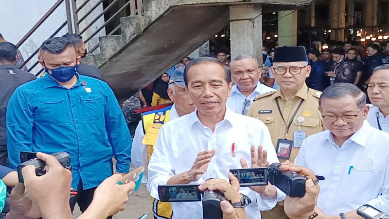 Presiden Joko Widodo tinjau harga sembako ke Pasar Talang Banjar Kota Jambi, Selasa (16/5/2023) (ANTARA/HO/IST)