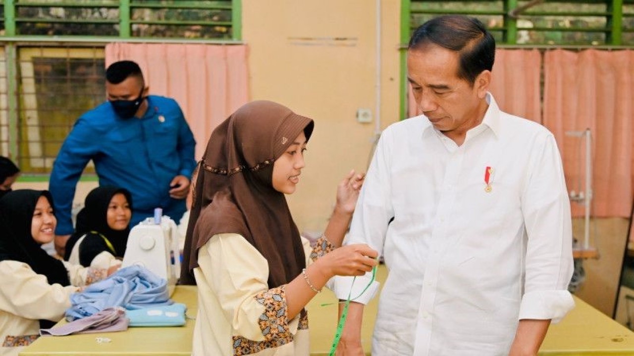 Presiden Joko Widodo memesan pakaian yang dibuat oleh dua orang siswi jurusan tata busana SMKN 4 Kota Jambi, Provinsi Jambi, Selasa (16/5/2023). ANTARA/HO-Biro Pers Sekretariat Presiden