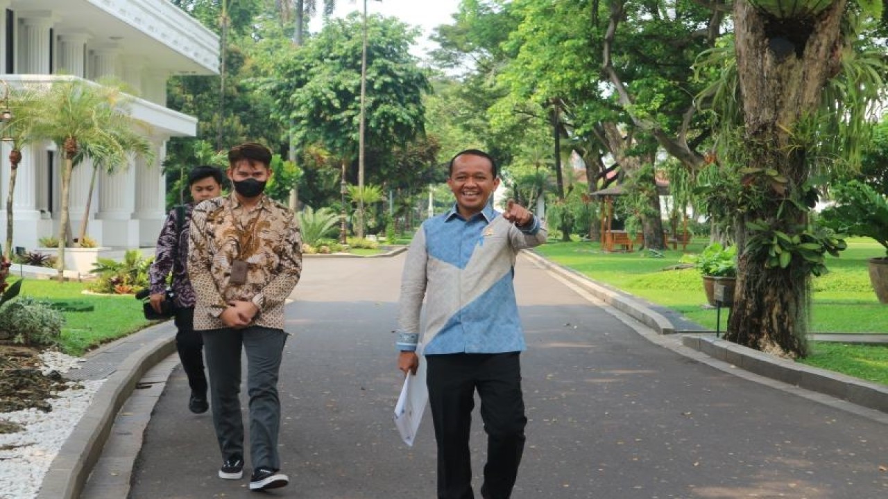 Menteri Investasi/ Kepala Badan Koordinasi Penanaman Modal Bahlil Lahadalila berjalan di kompleks istana kepresidenan Jakarta pada Senin (15/5/2023). (ANTARA/Desca Lidya Natalia)