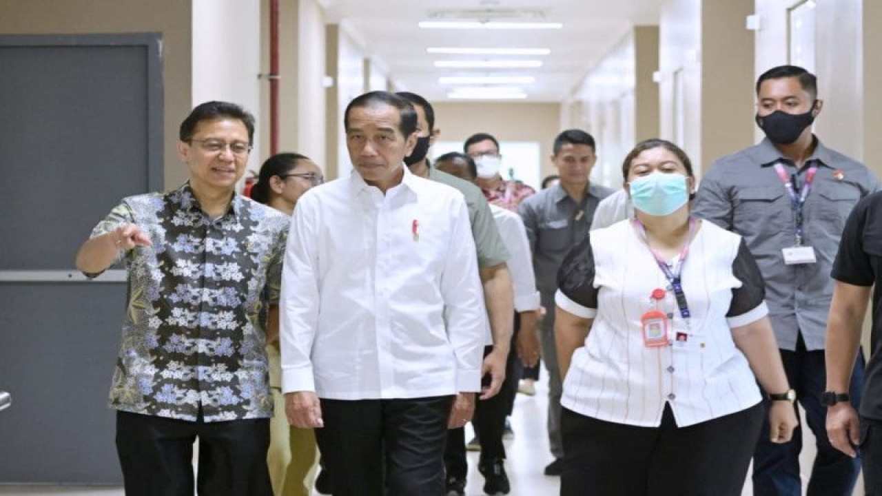 Presiden RI Joko Widodo (kedua kiri) menerima penjelasan dari Menteri Kesehatan Budi Gunadi Sadikin saat meninjau kesiapan dan fasilitas Rumah Sakit Umum Daerah (RSUD) Komodo sebagai rumah sakit rujukan Konferensi Tingkat Tinggi (KTT) Ke-42 ASEAN di Labuan Bajo, Manggarai Barat, Nusa Tenggara Timur, Selasa (9/5/2023). (ANTARA/HO-Biro Pers Sekretariat Presiden RI)