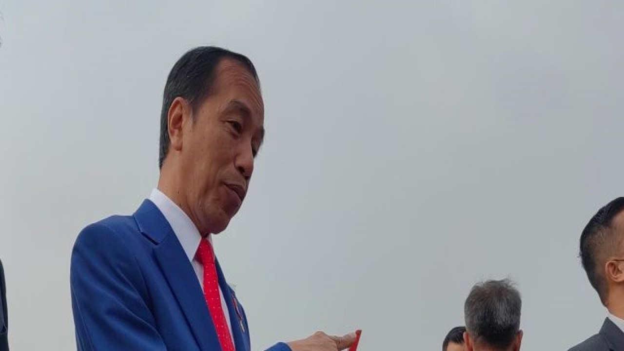 Presiden RI Joko Widodo memberi keterangan kepada awak media di Pangkalan TNI AU Halim Perdanakusuma, Jakarta, Jumat (19/5/2023). (ANTARA/Gilang Galiartha)