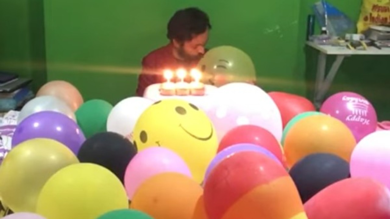 Pria yang pacaran dengan balon. (Net)