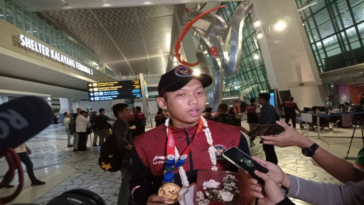 Kapten timnas hoki indoor putra Indonesia Prima Rinaldi Santoso menjawab pertanyaan para pewarta di Bandara Soekarno-Hatta, Tangerang, Banten, Senin (8/5/2023). (ANTARA/RAUF ADIPATI)