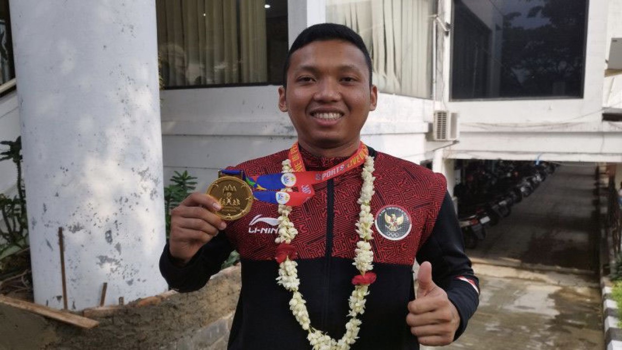 Kapten tim hoki indoor Indonesia, Prima Rinaldi Santoso, menunjukkan medali emas SEA Games XXXII, saat ditemui di Kantor KONI Jawa Barat, Kota Bandung, Jawa Barat, Selasa (9/5/2023). ANTARA/Bagus Ahmad Rizaldi