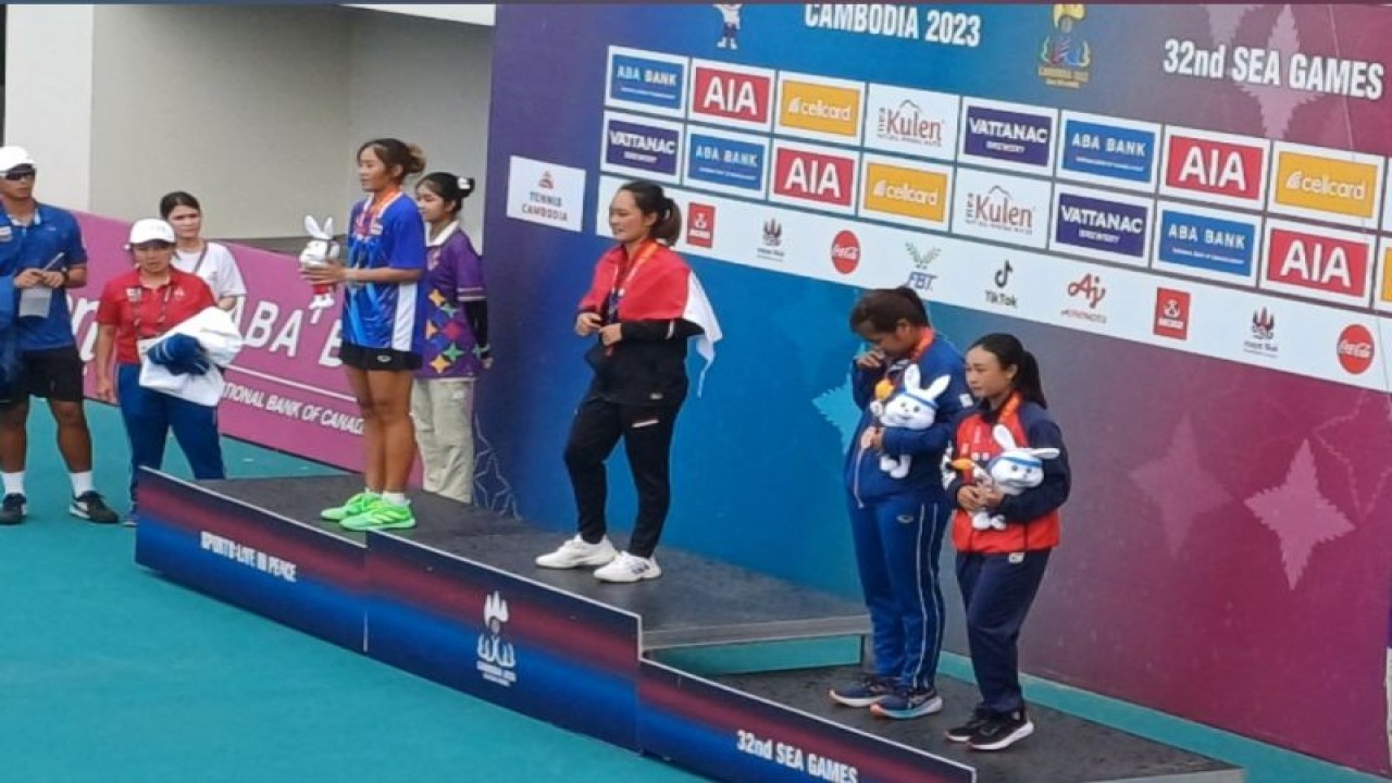 Priska Madelyn Nugroho berkalung medali emas nomor tenis tunggal putri SEA Games 2023 Kamboja setelah mengalahkan petenis Thailand Lanlana Tararudee di Morodok Stadium, Minggu (14/5/2023). ANTARA/ddn