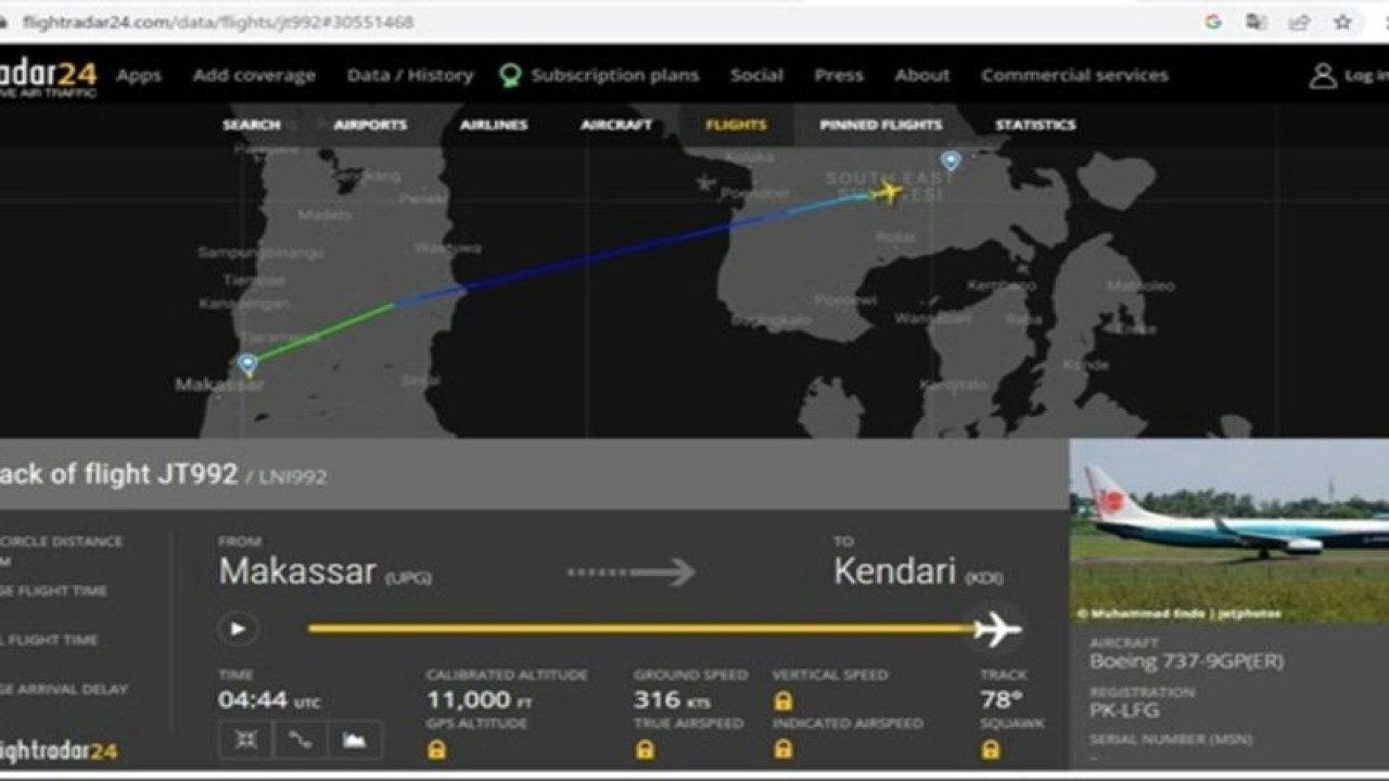 Proses pemantauan radar pesawat Lion Air JT-992 tujuan Kendari. ANTARA/La Ode Muh Deden Saputra