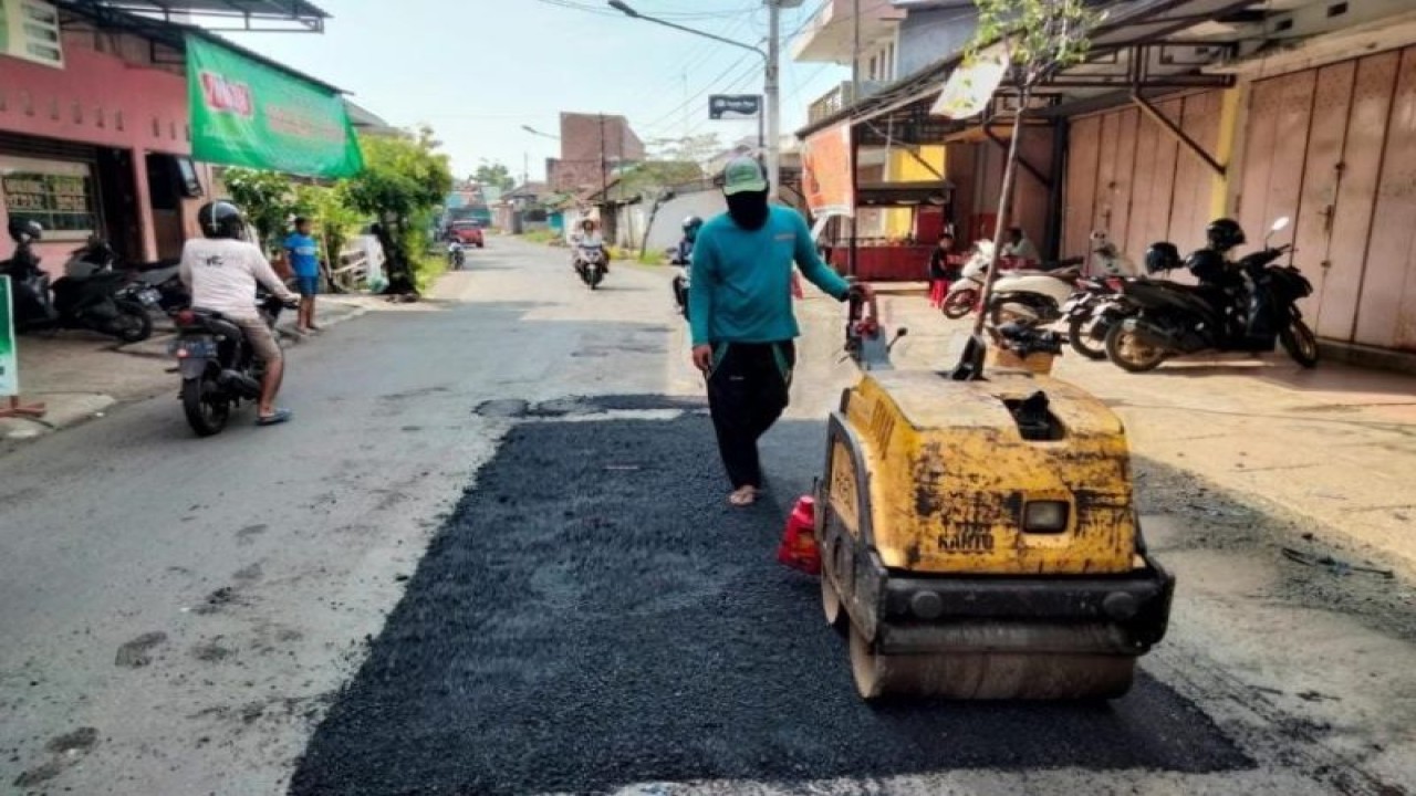 Pekerja proyek sedang melakukan pengaspalan jalan di Kota Pekalongan. (ANTARA/HO-Humas Kota Pekalongan)