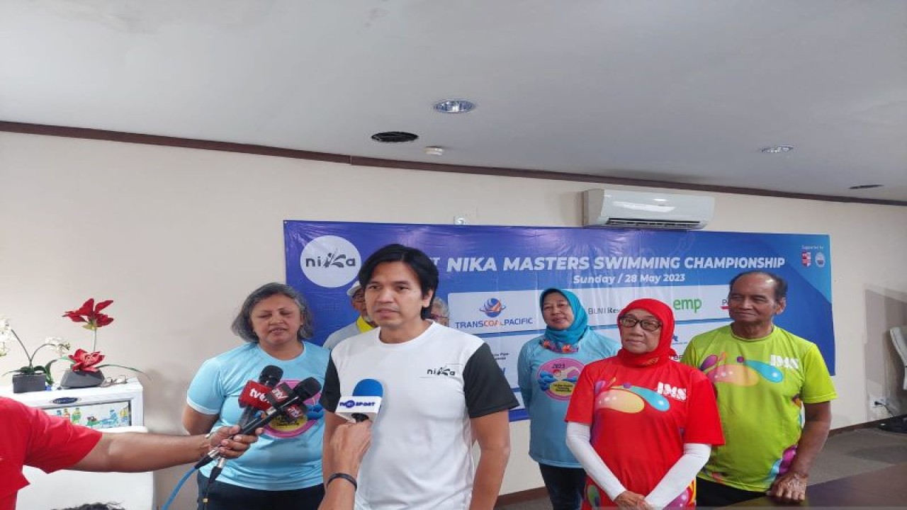 Wakil Ketua Umum PB PRSI Harlin E. Rahardjo (depan) didampingi sejumlah perenang master yang bersaing di 1st Nika Master Swimming Championship 2023 dalam konferensi pers di Kantor PB PRSI, Wisma Bakrie, Kuningan, Jakarta, Kamis (25/5/2023). (ANTARA/Muhammad Ramdan)