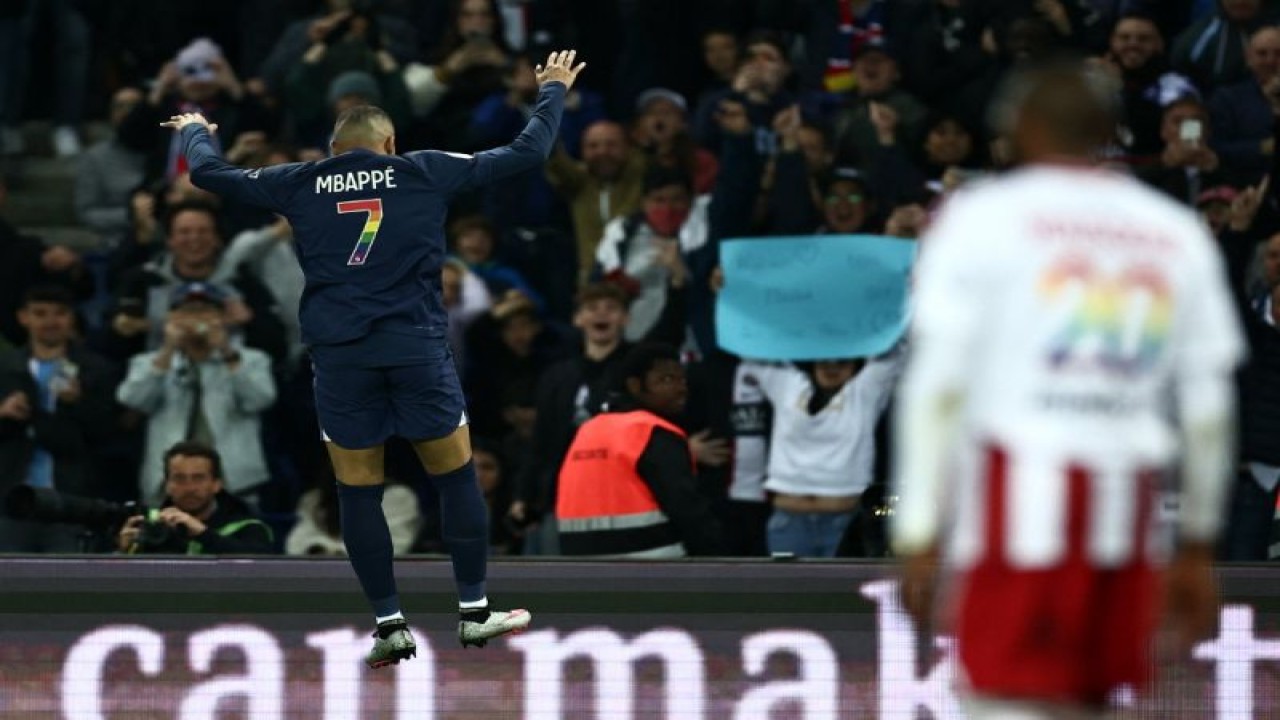 Penyerang Paris Saint-Germain (PSG) Kylian Mbappe merayakan keberhasilannya mencetak gol ke gawang Ajaccio pada pertandingan pekan ke-35 Liga Prancis di Stadion Parc des Princes, Paris, Sabtu (13/5/2023). Pada pertandingan ini PSG menang dengan skor 5-0. (ANTARA/AFP/ANNE-CHRISTINE POUJOULAT)