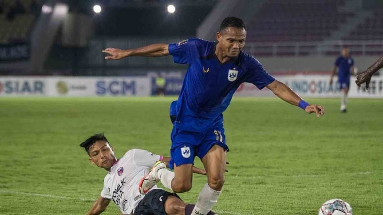 Pesepakbola PSIS Semarang Oktafianus Fernando (kanan) berebut bola dengan pesepakbola Persita Tangerang Arif Setiawan (kiri) pada pertandingan Grup A Piala Presiden 2022 di Stadion Manahan, Solo, Jawa Tengah, Senin (13/6/20220). PSIS Semarang menang telak atas Persita Tangerang dengan skor 6-1. ANTARA FOTO/Mohammad Ayudha/rwa.