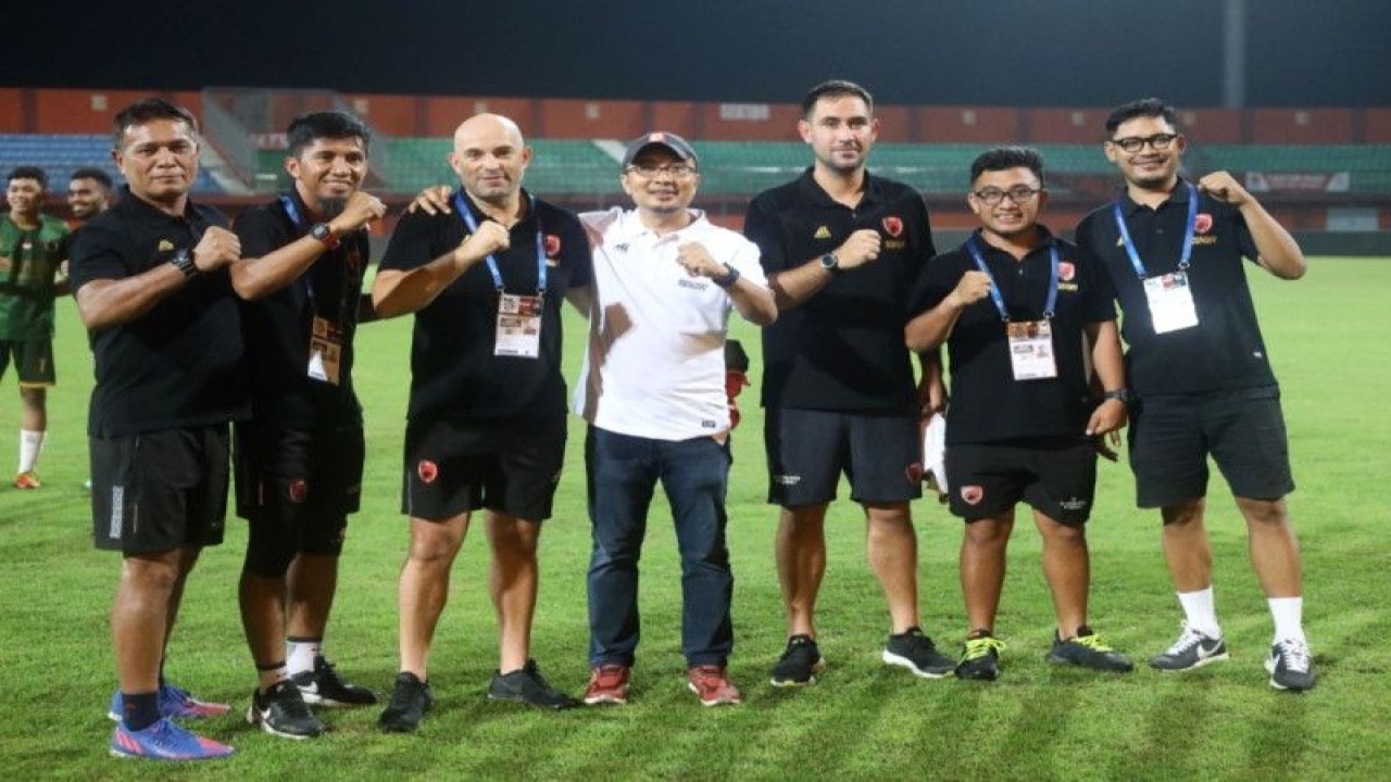 Direktur Utama PT PSM Sadikin Aksa (tengah) berfoto bersama Pelatih PSM Makassar Bernardo Tavares (tiga kiri) didampingi jajaran asisten pelatih setelah dinyatakan juara Liga I BRI musim 2022/2023 usai bertanding mengalahkan Klub Madura United di Stadion Gelora Ratu Pamilingan, Pamekasan Madura, Jawa Timur. ANTARA/HO/Dokumentasi manajemen PSM.