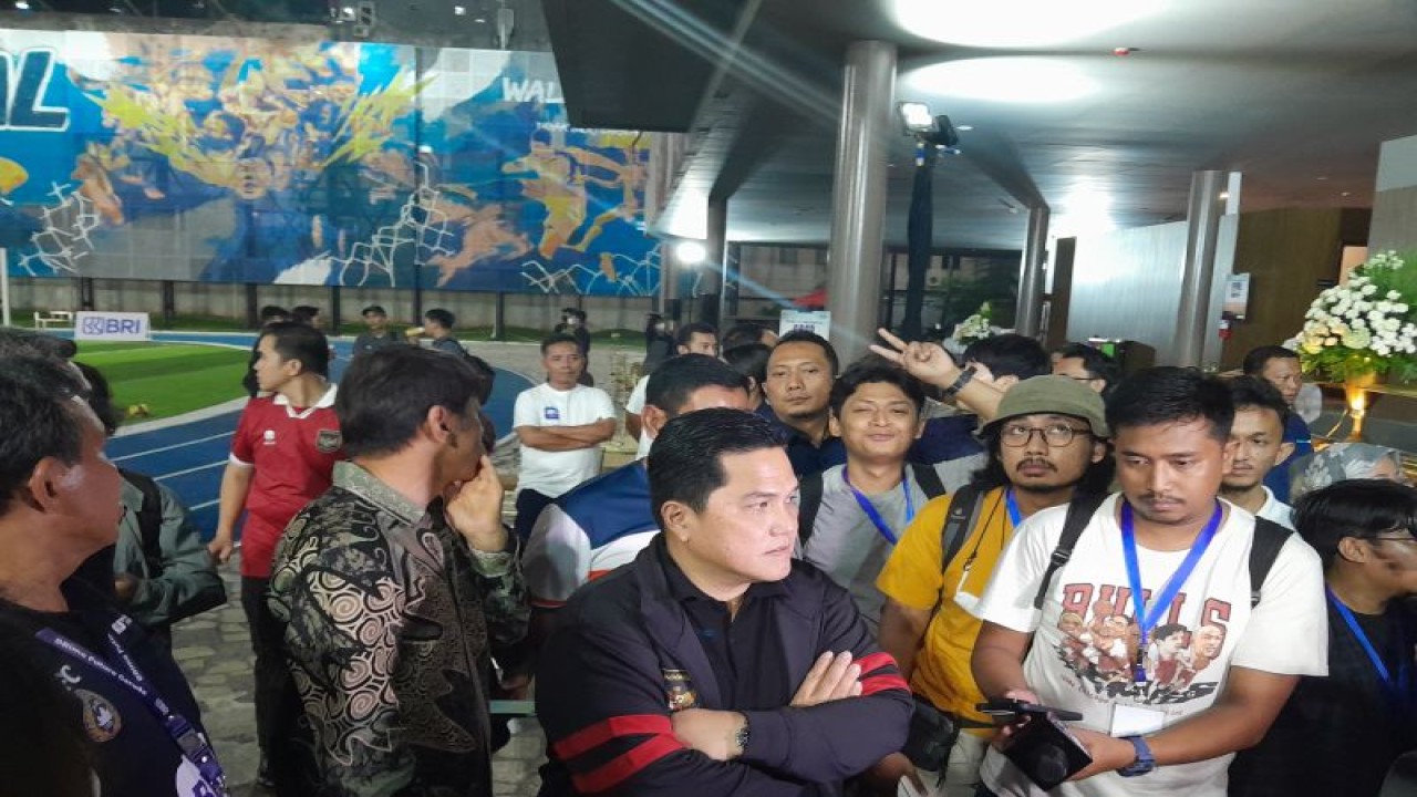Ketua Umum Persatuan Sepak Bola Seluruh Indonesia (PSSI) Erick Thohir berbicara kepada pewarta usai acara BRImo Future Garuda di Stadion BRI BRILian, Jakarta, Selasa (30/5/2023). ANTARA/Fajar Satriyo
