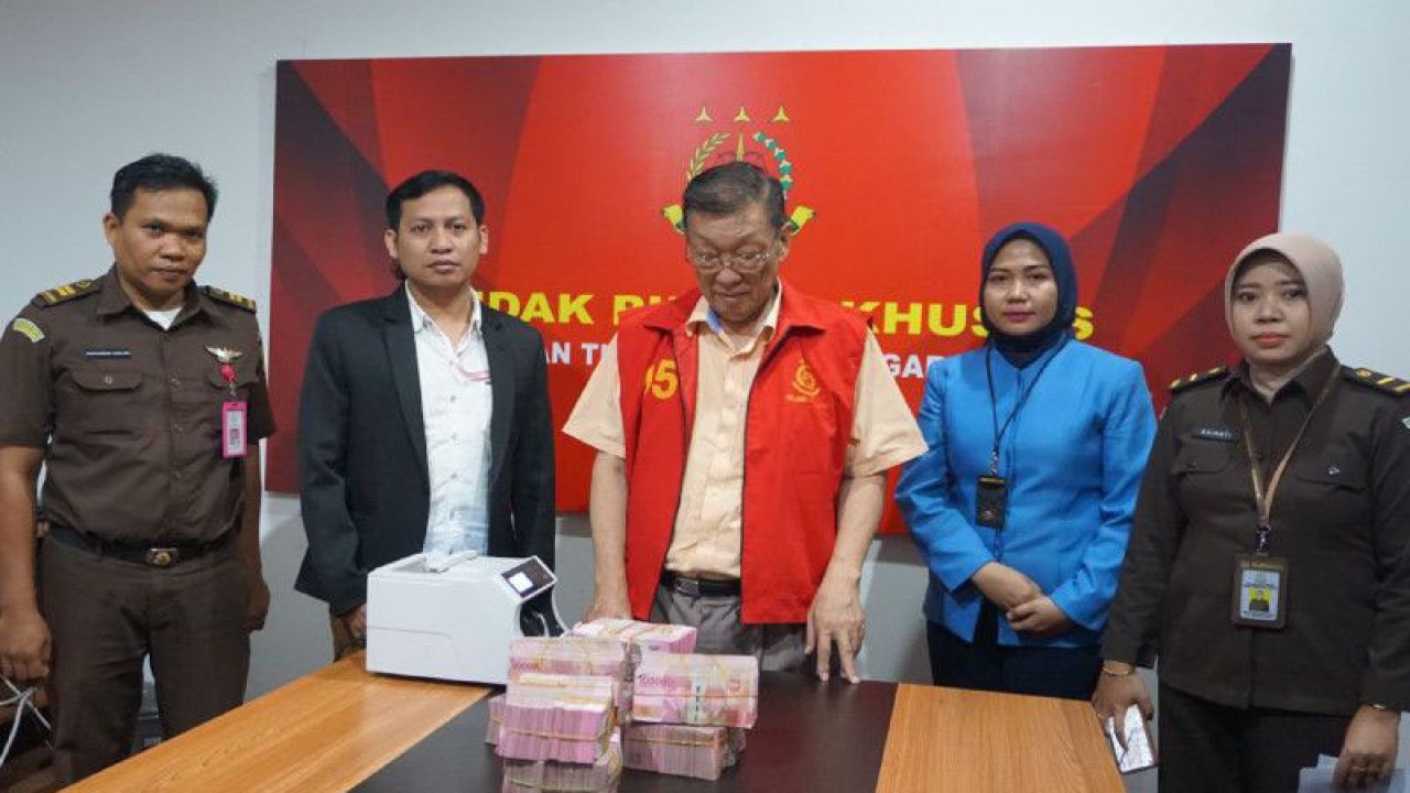 Jaksa menunjukkan tersangka PSW (tengah) dengan pendampingan kuasa hukum dalam kegiatan penitipan uang kerugian negara senilai Rp800 juta dalam agenda pemeriksaan kasus dugaan korupsi tambang pasir besi di Gedung Kejati NTB, Selasa (9/5/2023). (ANTARA/HO-Kejati NTB)