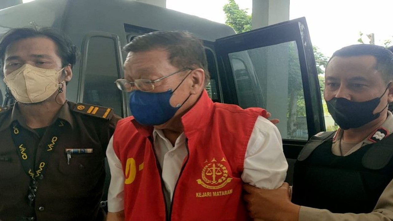 Dokumentasi petugas kejaksaan dan kepolisian mengawal Direktur PT AMG berinisial PSW (tengah) yang menjadi tersangka tambahan dalam kasus tambang pasir besi Blok Dedalpak setibanya di Gedung Kejati NTB, Mataram, Kamis (13/4/2023). ANTARA/Dhimas B.P.