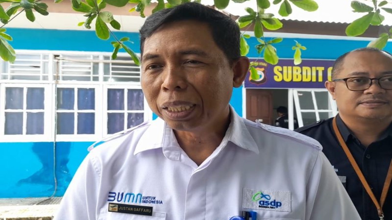 General Manager PT ASDP Indonesia Ferry Cabang Ternate, Justan Gaffaru usai diperiksa sebagai saksi oleh penyidik Polairud Polda Maluku Utara terkait insiden tertabraknya dermaga Bastiong oleh kapal KMP City Line, di Ternate, Jumat (26/5/2023). ANTARA/Abdul Fatah.