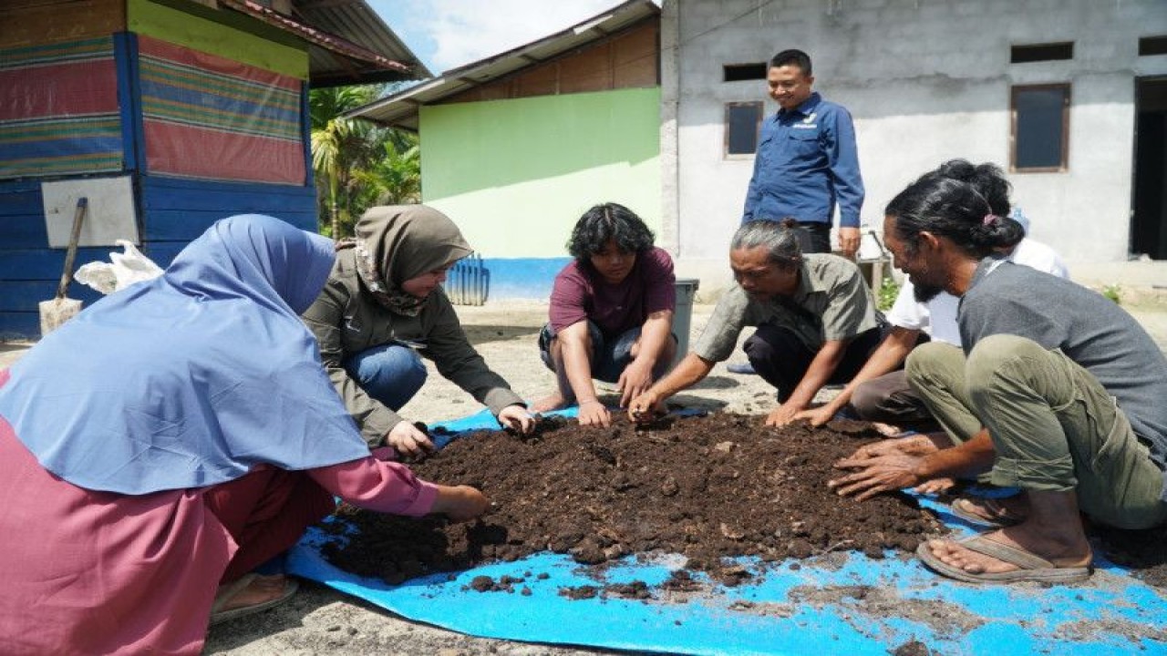 Pokmas Alam Tani binaan PT KPI RU II ketika menjalani pelatihan ternah kambing dari Dinas Peternakan Kota Dumai. (ANTARA/HO-PT KPI RU II)