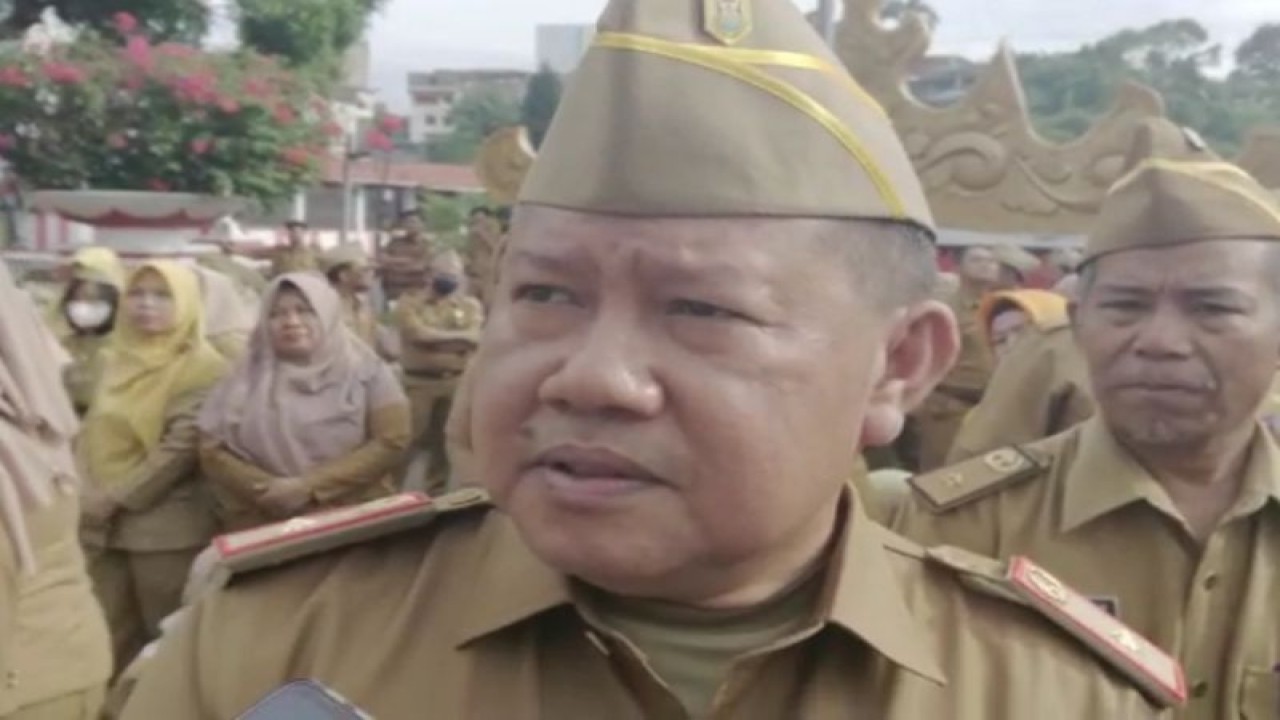 Kepala Dinas Pekerjaan Umum (PU) Kota Bandarlampung Iwan Gunawan saat dimintai keterangan. (ANTARA/Dian Hadiyatna)
