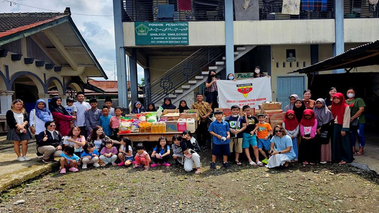 Perwakilan siswa Sekolah Puhua bersama tim sekolah dan Puhua Care mengunjungi Pondok Pesantren Sholech Sholechah, Desa Tambaksari, Kecamatan Kembaran, Kabupaten Banyumas, Sabtu (6/5/2023). ANTARA/HO-Sekolah Puhua