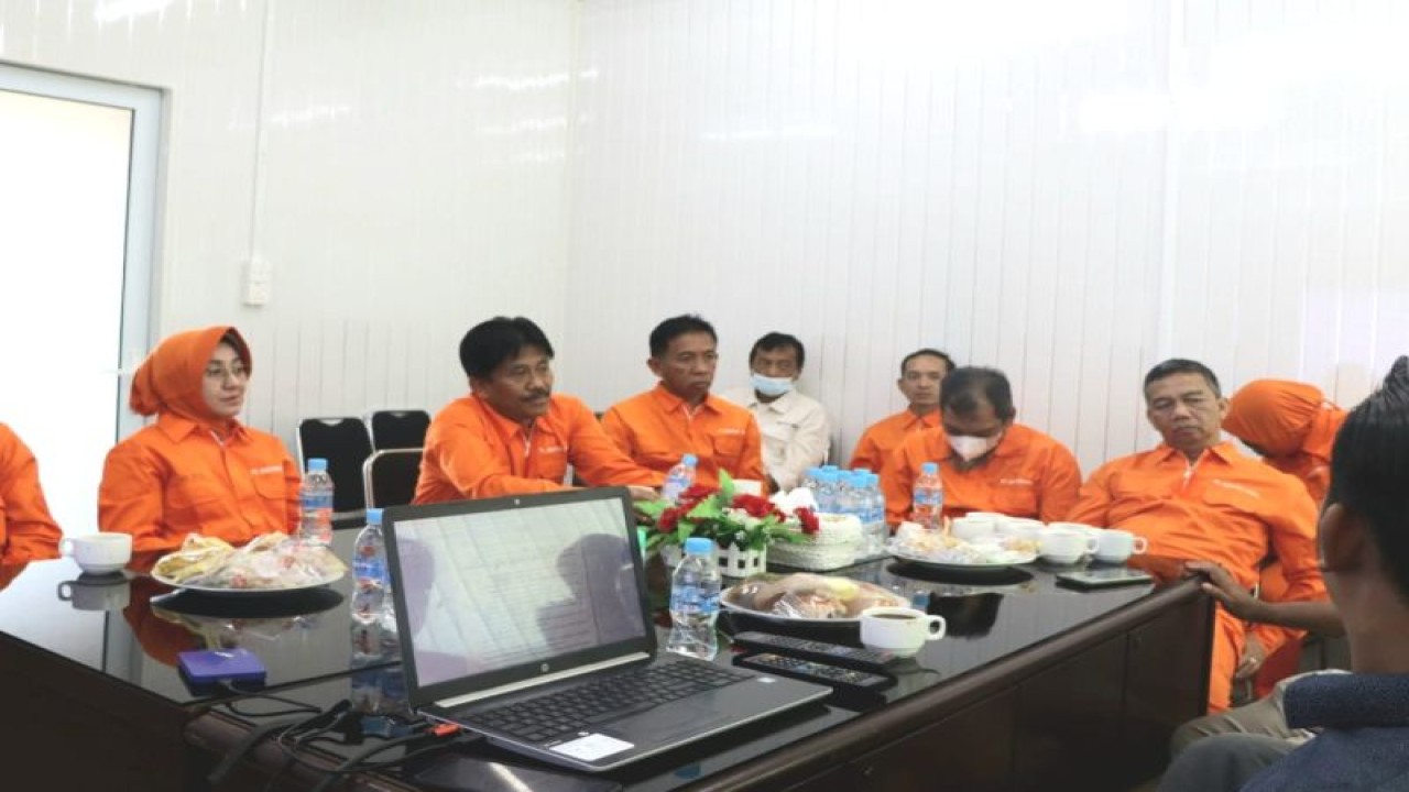 Kepala Badan Karantina Pertanian (Kabarantan), Bambang, meninjau peternakan babi di Pulau Bulan, Batam, Kepri, untuk mengetahui upaya penanaganan virus flu babi Afrika, Rabu (24/5/2023). (ANTARA/HO-Karantina Pertanian Tanjungpinang)