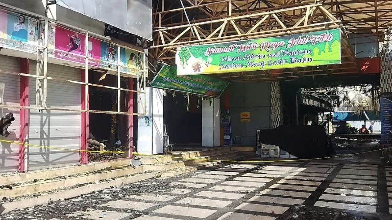 Kondisi pusat perbelanjaan Malang Plaza yang terletak di Jalan Agus Salim, Kecamatan Klojen, Kota Malang, Jawa Timur pascaterbakar, Selasa (2/5//2023). (ANTARA/Vicki Febrianto)