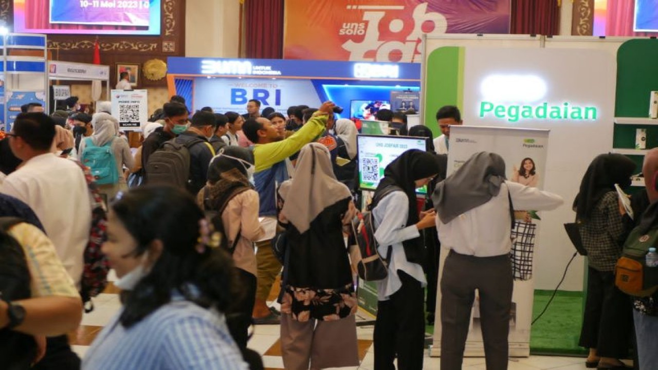 Puluhan peserta mengikuti Job Fair UNS di Solo, Kamis (11/5/2023). ANTARA/HO-Humas UNS