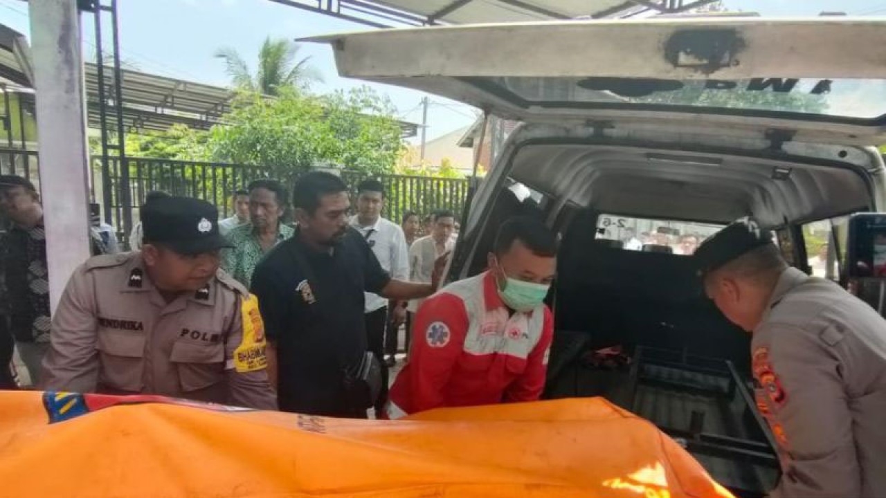 Polisi bersama tim PMI Banda Aceh sedang mengevakuasi jenazah pejabat PUPR yang ditemukan tergantung, di Banda Aceh, Selasa (2/5/2023) (ANTARA/HO/Humas Polresta Banda Aceh)