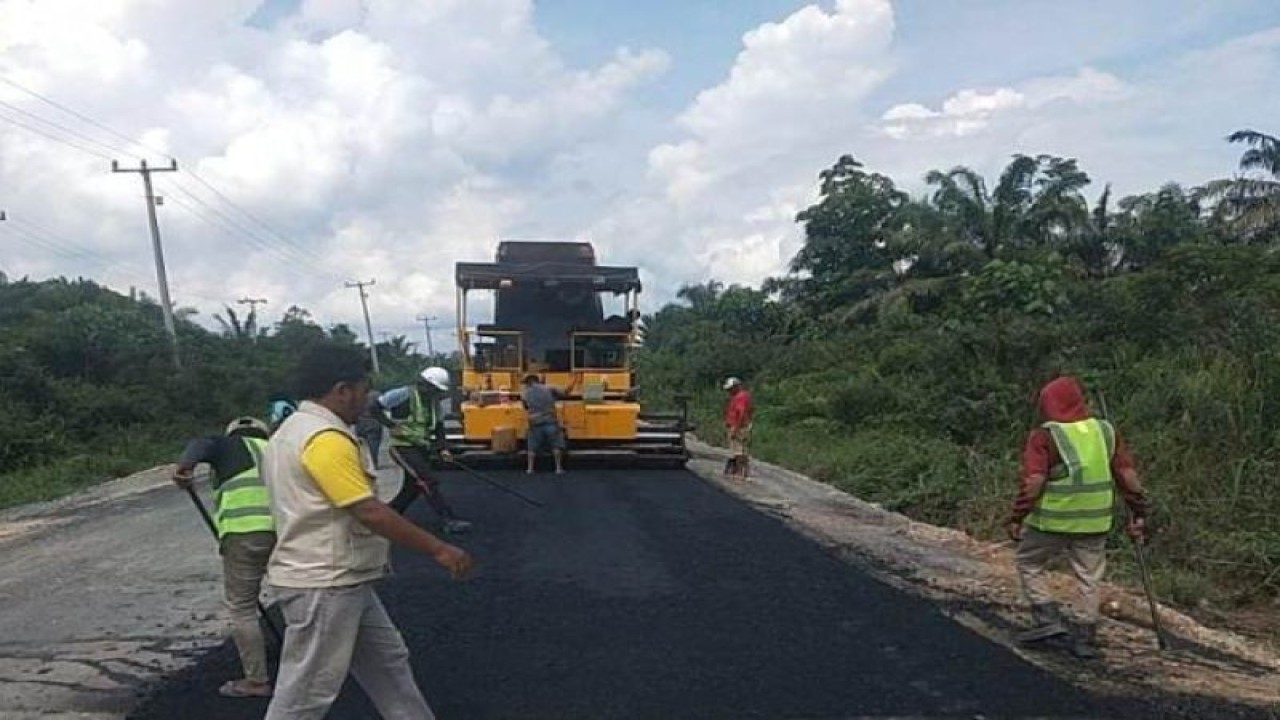 Dinas PUPR-PKPP Riau bergiat meningkatkan konstruksi Jalan Simpang Bunut-Teluk Meranti, Pelalawan. ANTARA/HO-Humas Dinas PUPR-PKPP Riau