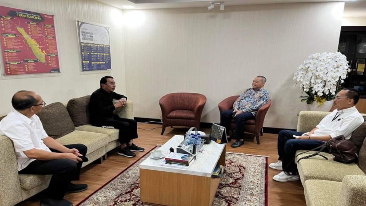 Pertemuan Bupati Sigi Mohamad Irwan dengan Badan Pengatur Jalan Tol Kementerian PUPR, Miftachul Munir di Jakarta. (ANTARA/HO-Dok Prokopim Setda Pemkab Sigi)