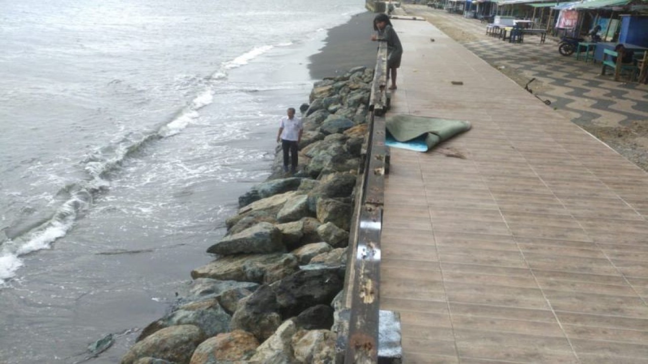 Dinas Pekerjaan Umum dan Penataan Ruang (PUPR) Kota Mataram, Provinsi Nusa Tenggara Barat, tuntas pasang riprap pengaman tanggul di objek wisata Pantai Ampenan sepanjang 36 meter dengan lebar 3 meter. ANTARA/HO-Dins PUPR