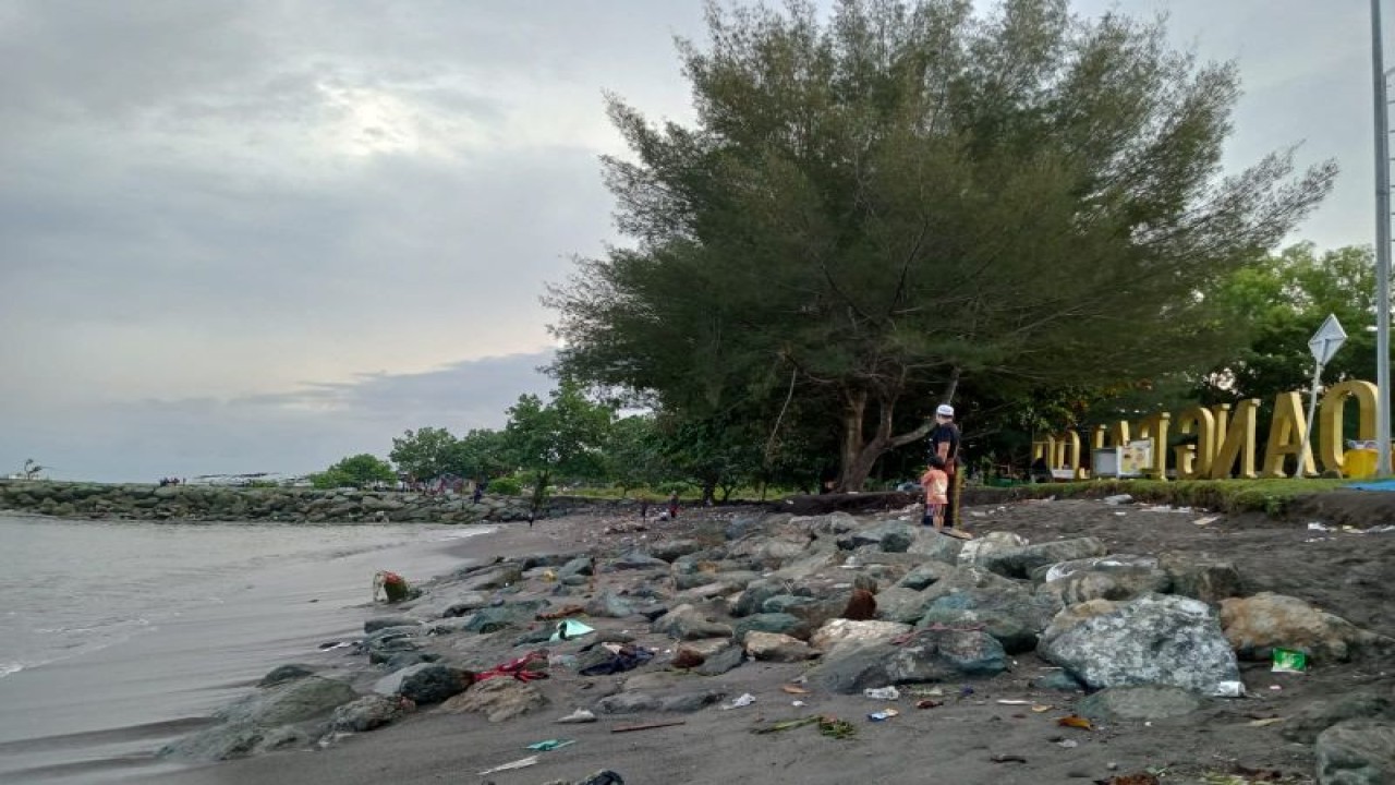 Pengaman tanggul atau "riprap" di Pantai Loang Baloq Kota Mataram, Provinsi Nusa Tenggara Barat, mulai tertimbun pasir akibat gelombang pasang. Senin (1/5/2023) (FOTO ANTARA/Nirkomala)