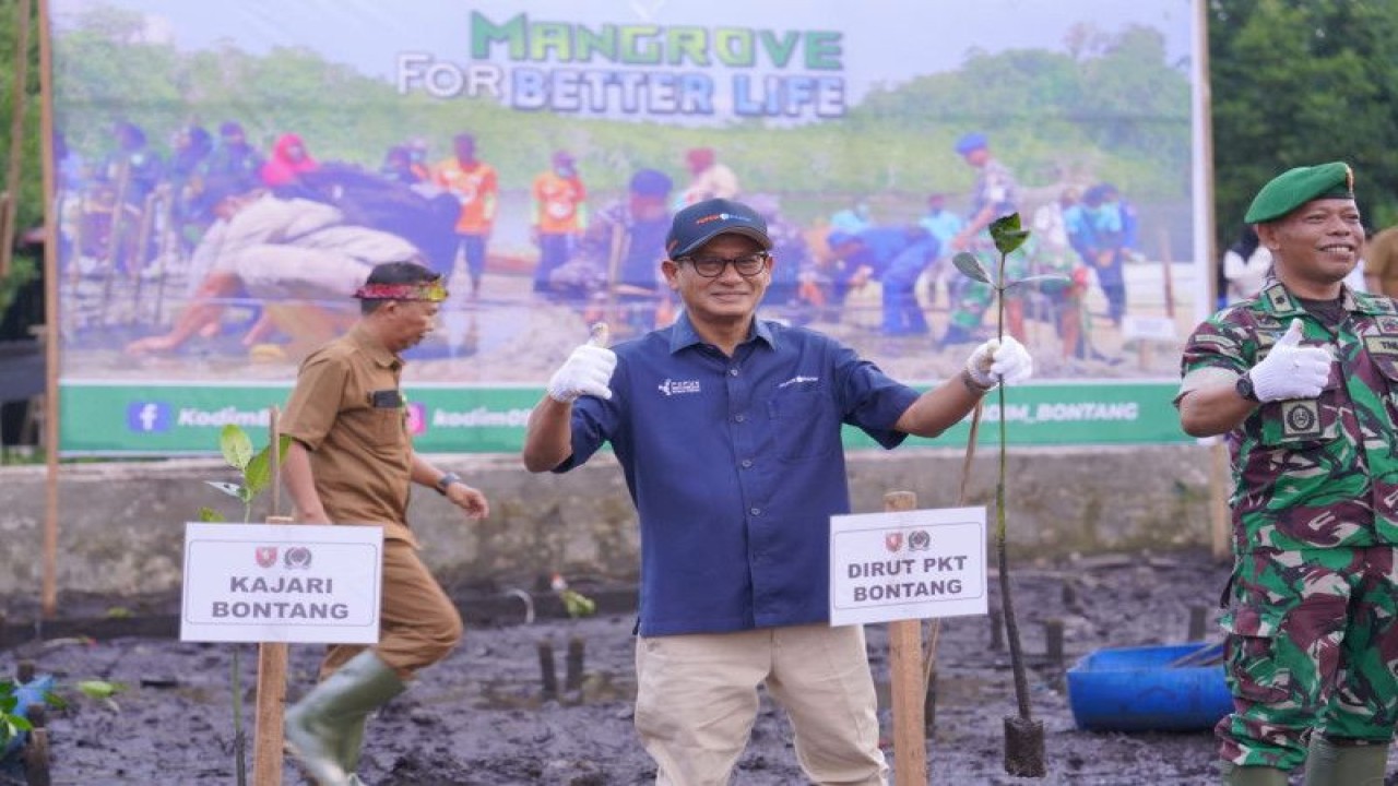 Pupuk Kaltim salurkan 10 ribu bibit mangrove untuk program penanaman nasional yang digalakkan oleh Tentara Nasional Indonesia. (ANTARA/HO-Pupuk Kaltim)