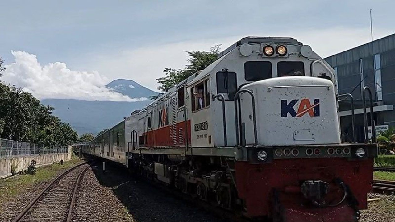 Arsip foto - KA Kutojaya utara relasi Jakarta Kota-Kutoarjo memasuki Stasiun Purwokerto, Kabupaten Banyumas, Selasa (21/3/2023). ANTARA/Sumarwoto