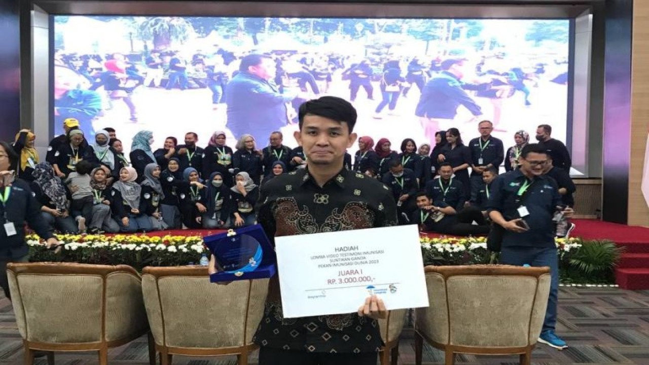 Koordinator Imunisasi (Korim) Puskesmas Mahalona, Ibnu Hajar Mas’ud menerima penghargaan Lomba testimoni suntikan Kemenkes di Jakarta. ANTARA/HO-Pemkab Lutim
