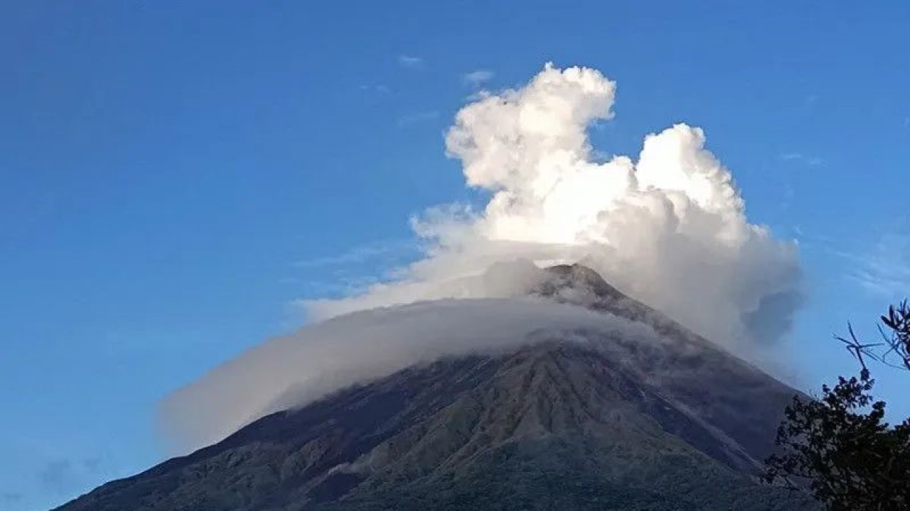 Pusat Vulkanologi, dan Mitigas Bencana Geologi (PVMBG), Badan Geologi Kementerian ESDM merekam sebanyak  60 kali gempa guguran Gunung Karangetang di Kabupaten Kepulauan Sitaro, Sulawesi Utara pada periode 1-17 Mei 2023. ANTARA/HO-PVMBG (1)