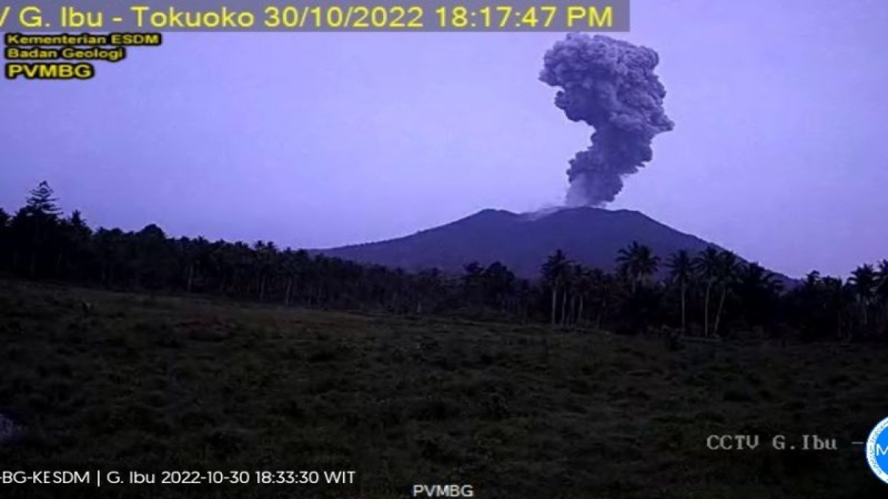 Pusat Vulkanologi dan Mitigasi Bencana Geologi (PVMB) merekam erupsi Gunung Ibu di Maluku Utara, Minggu (30/10/2022). (ANTARA/HO-PVMBG)