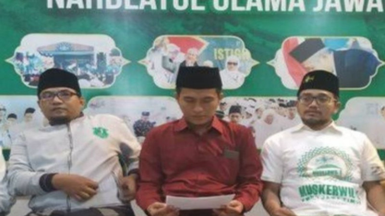 Ketua Korbid PPSDM PWNU Jawa Timur K.H. M. Robith Fuadi (tengah) saat menjelaskan beasiswa S1 yang diberikan PWNU untuk kader-kader NU. (ANTARA/HO-PWNU Jatim)