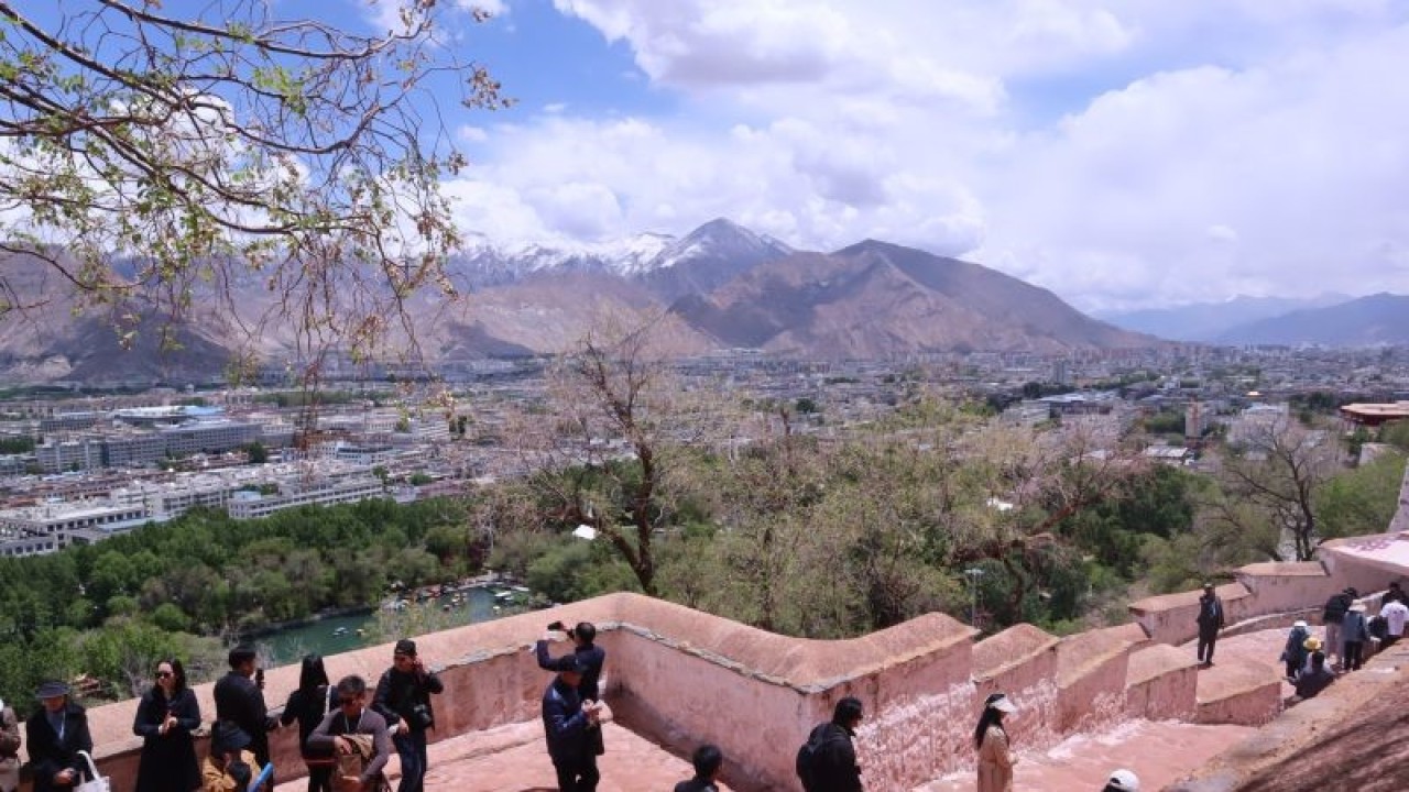 Pemandangan Kota Lhasa, Daerah Otonomi Tibet, China, dilihat dari salah satu sudut bangunan Istana Potala, Sabtu (20/5/2023). ANTARA FOTO/M. Irfan Ilmie/foc.