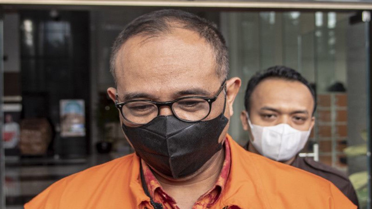 Tersangka kasus gratifikasi sekaligus mantan pejabat DJP Kementerian Keuangan Rafael Alun Trisambodo berjalan usai menjalani pemeriksaan di Gedung Merah Putih KPK, Jakarta, Senin (10/4/2023). (ANTARA FOTO/Muhammad Adimaja/hp)