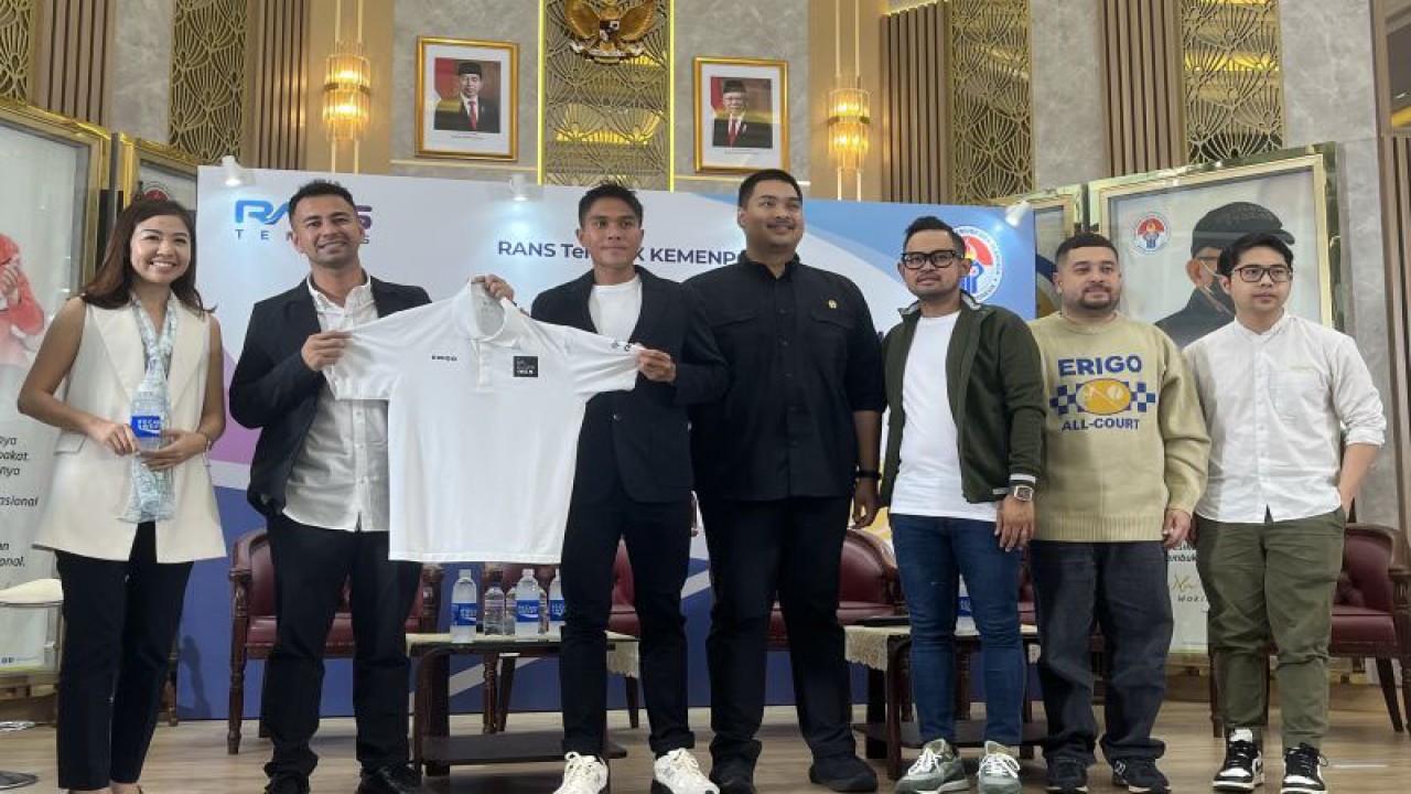 Selebriti sekaligus pengusaha Raffi Ahmad (kedua dari kiri) memegang kaos bersama petenis Muhammad Rifqi Fitriadi berfoto bersama Menteri Pemuda dan Olahraga Republik Indonesia (Menpora RI) Dito Ariotedjo dan sponsor RANS Tenis dalam acara peresmian di kantor Kemenpora RI, Jakarta, Jumat (26/5/2023). (ANTARA/Arindra Meodia)