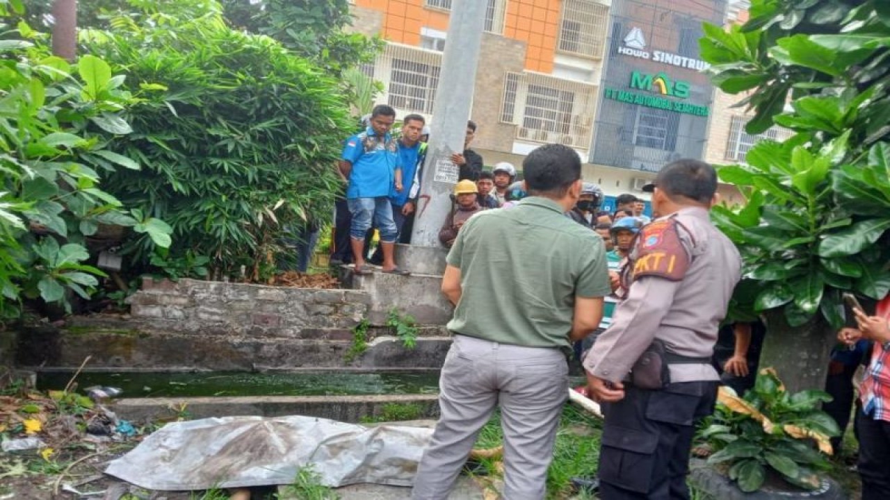 Polisi saat menemukan jenazah mahasiswa asal Sumatera Barat bernama Rafi Ari Putra di tepi Jalan SM. Amin, Pekanbaru, Kamis (4/5/2023). ANTARA/HO-Polresta Pekanbaru.