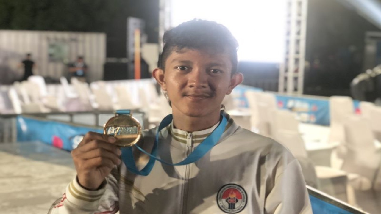 Raharjati Nursamsa saat memamerkan medali emas yang ia dapat di ajang IFSC World Cup 2023 Jakarta 6-7 Mei di Lot GBK. (ANTARA/Zaro Ezza Syachniar)
