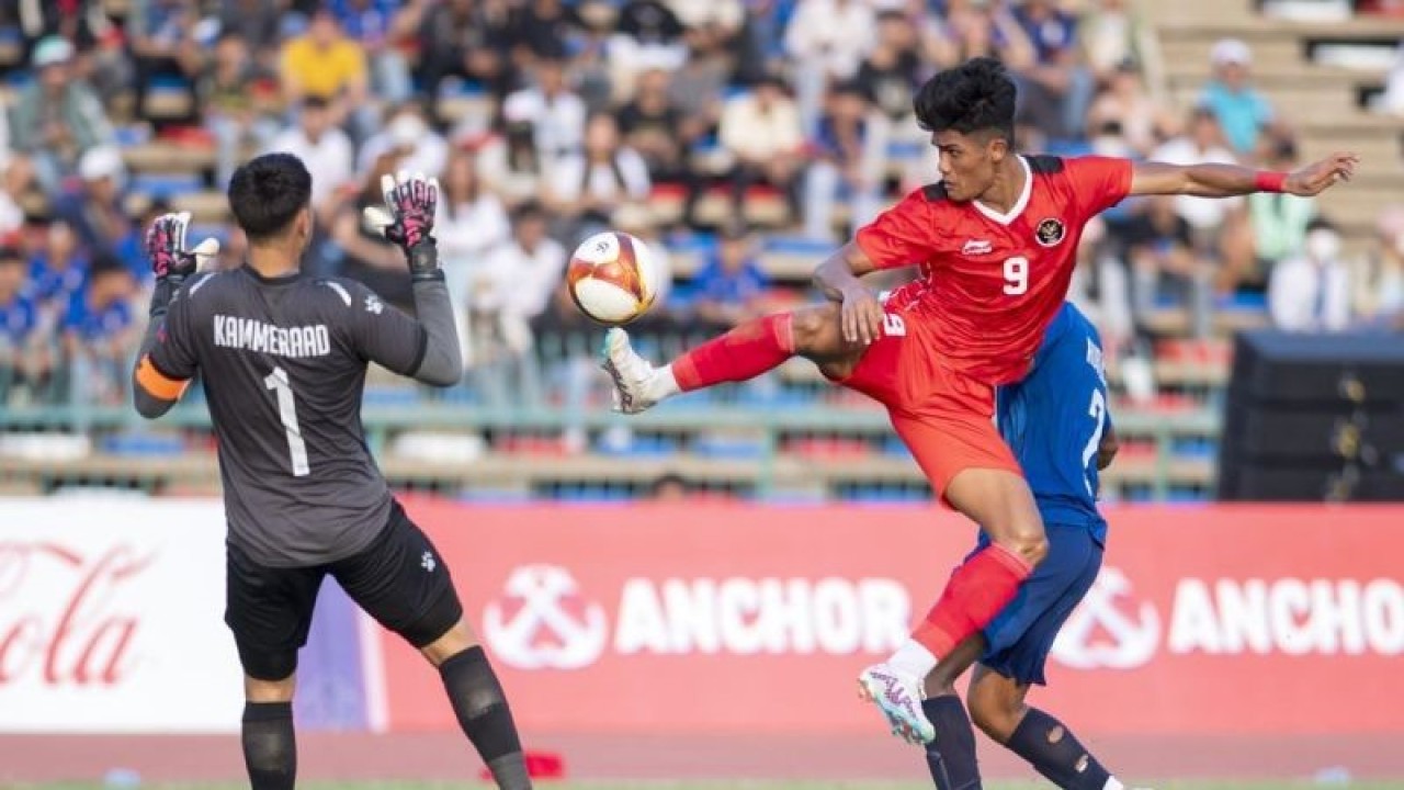 Pesepak bola Timnas Indonesia Ramadhan Sananta (kanan) menendang bola dan coba dihalangi penjaga gawang Timnas Filipina Quincy Julian Kammerad (kiri) pada pertandingan perdana Grup A SEA Games 2023 di National Olympic Stadium, Phnom Penh, Kamboja, Sabtu (29/4/2023). Timnas Indonesia mengalahkan Timnas Filipina dengan skor 3-0. ANTARA FOTO/M Agung Rajasa/tom.