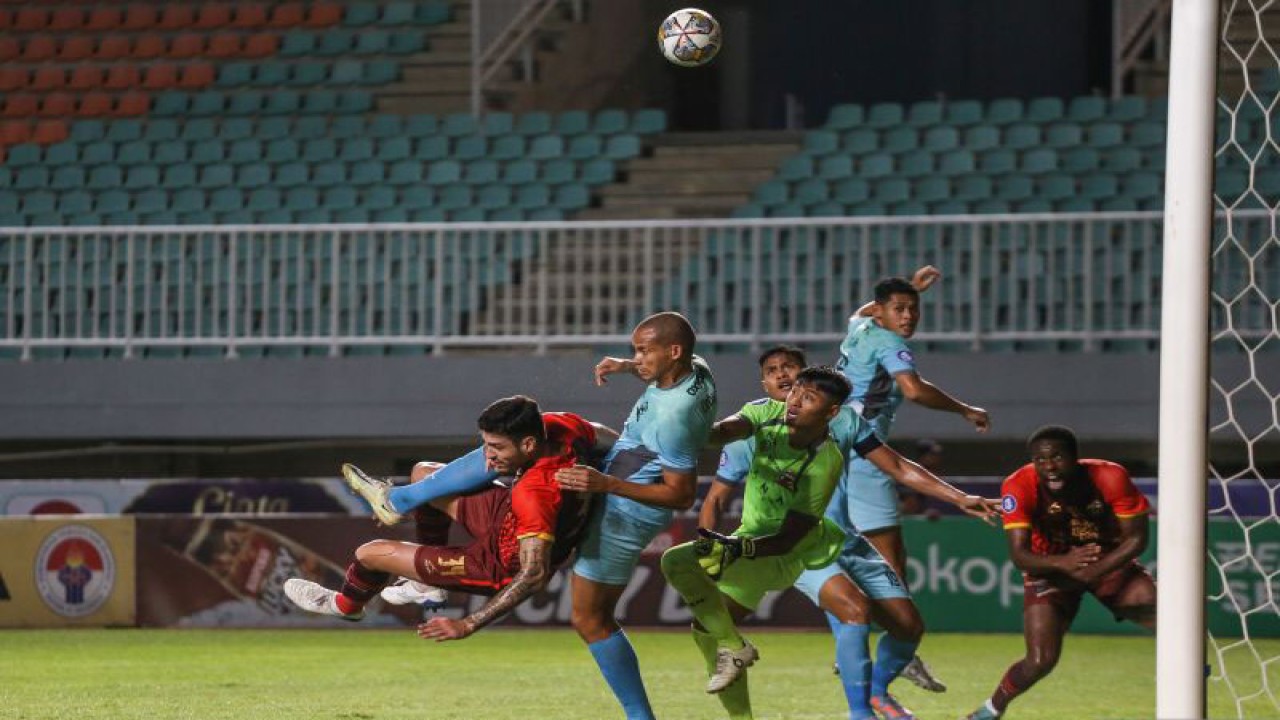 Arsip - Pesepak bola Rans Nusantara FC Willian Correia Silva (kiri) berebut bola dengan pesepak bola Madura United Cleberson Martins (kedua kiri) dan penjaga gawang Fawaid Ansory (tengah) pada pertandingan BRI Liga 1 di Stadion Pakansari, Kabupaten Bogor, Jawa Barat, Kamis (13/4/2023). ANTARA FOTO/ASPRILLA DWI ADHA/hp.